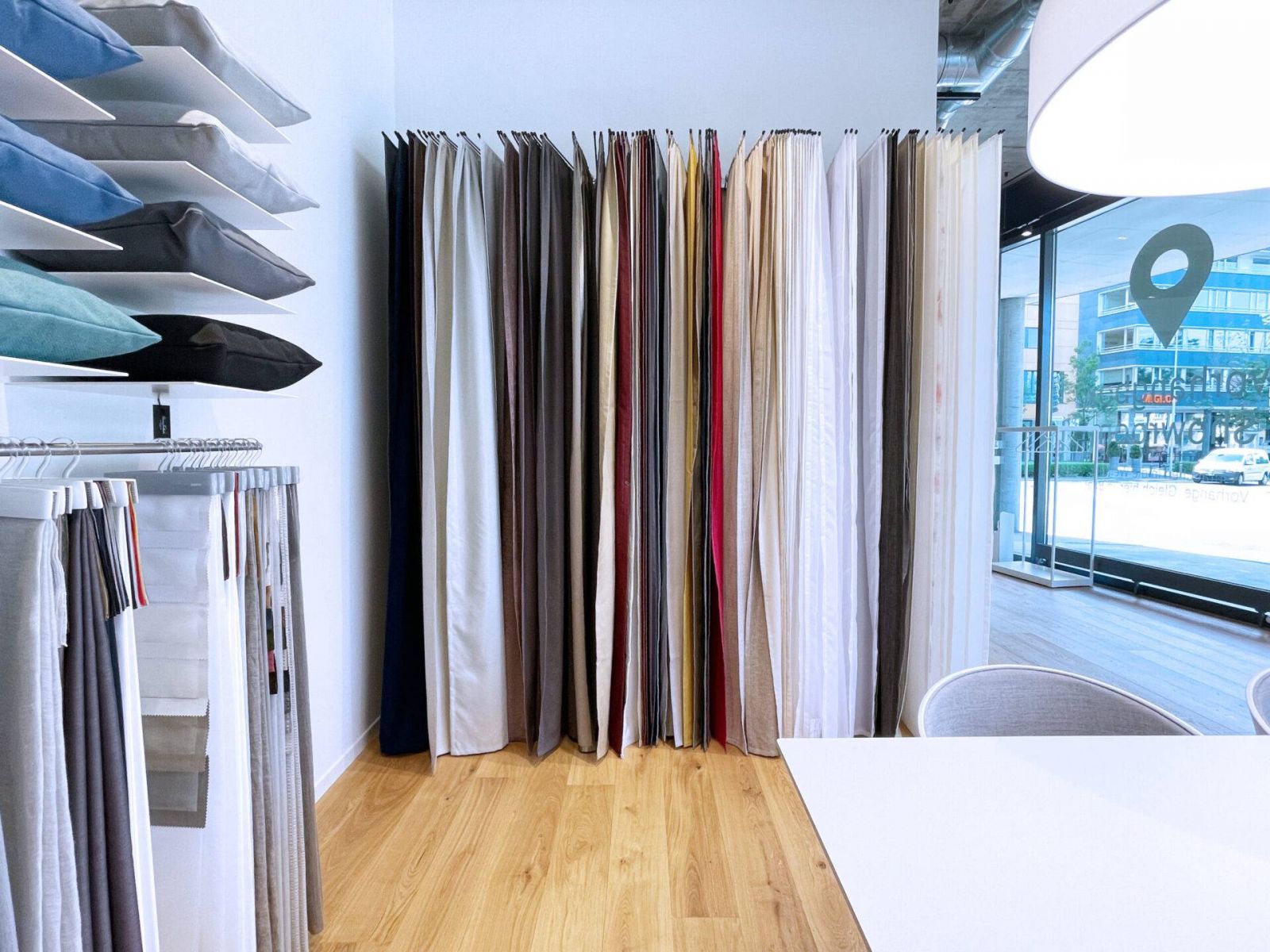 Führender Schweizer Vorhang-Onlineshop neu mit Vorhang-Heimberatung und physischem Showroom